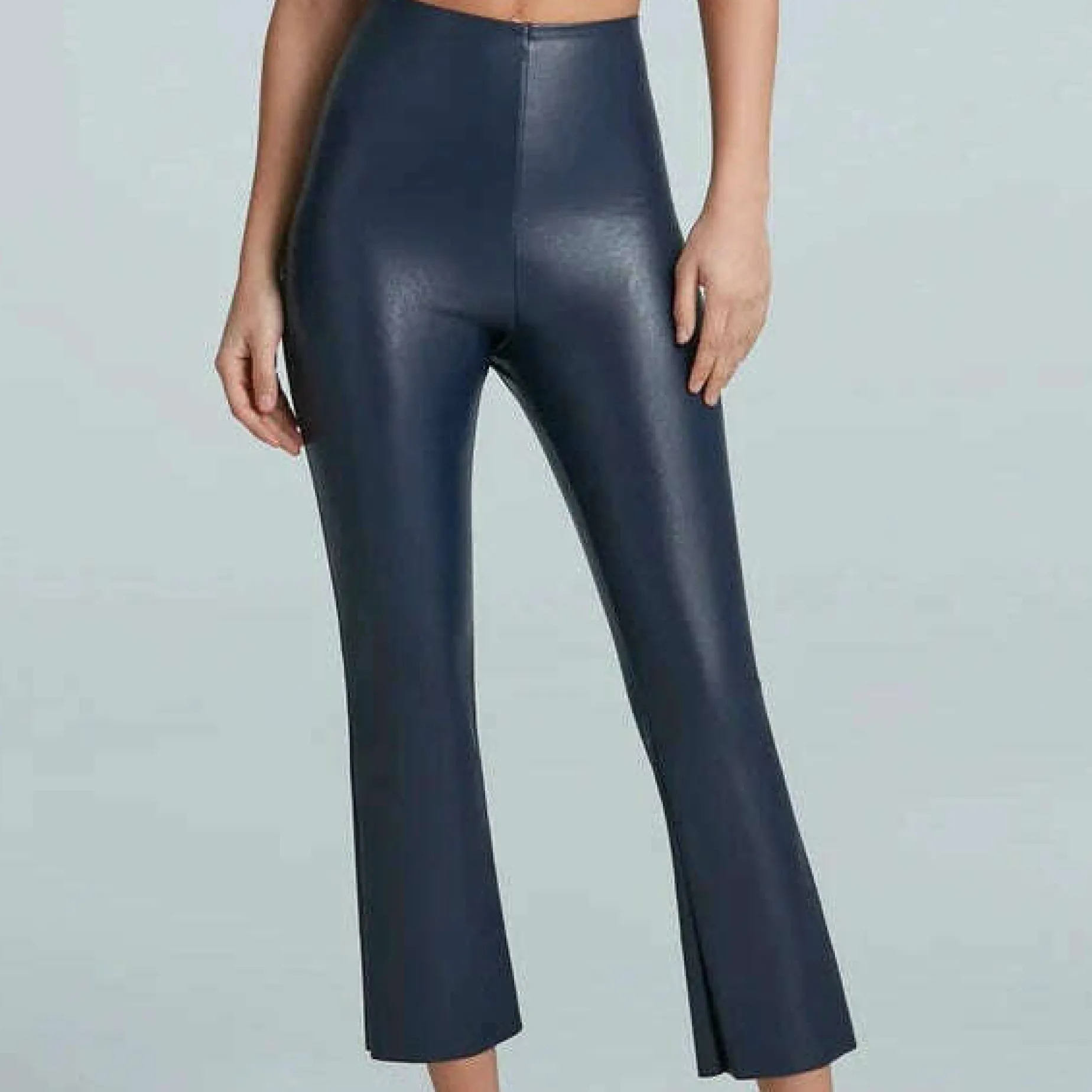 commando__faux_leather_cr_0.webp COMMANDO - Faux Leather Cropped Flare - Navy