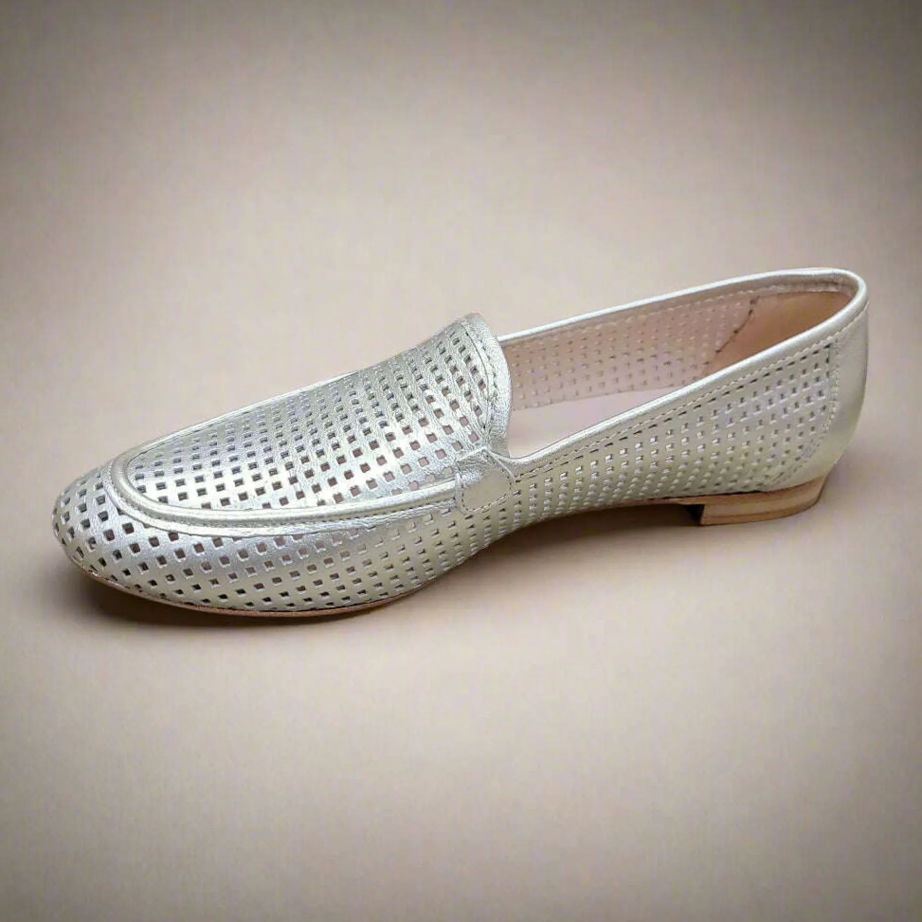 la_lisa__platino_perforat_1.webp LA LISA - Platino Perforated Loafer