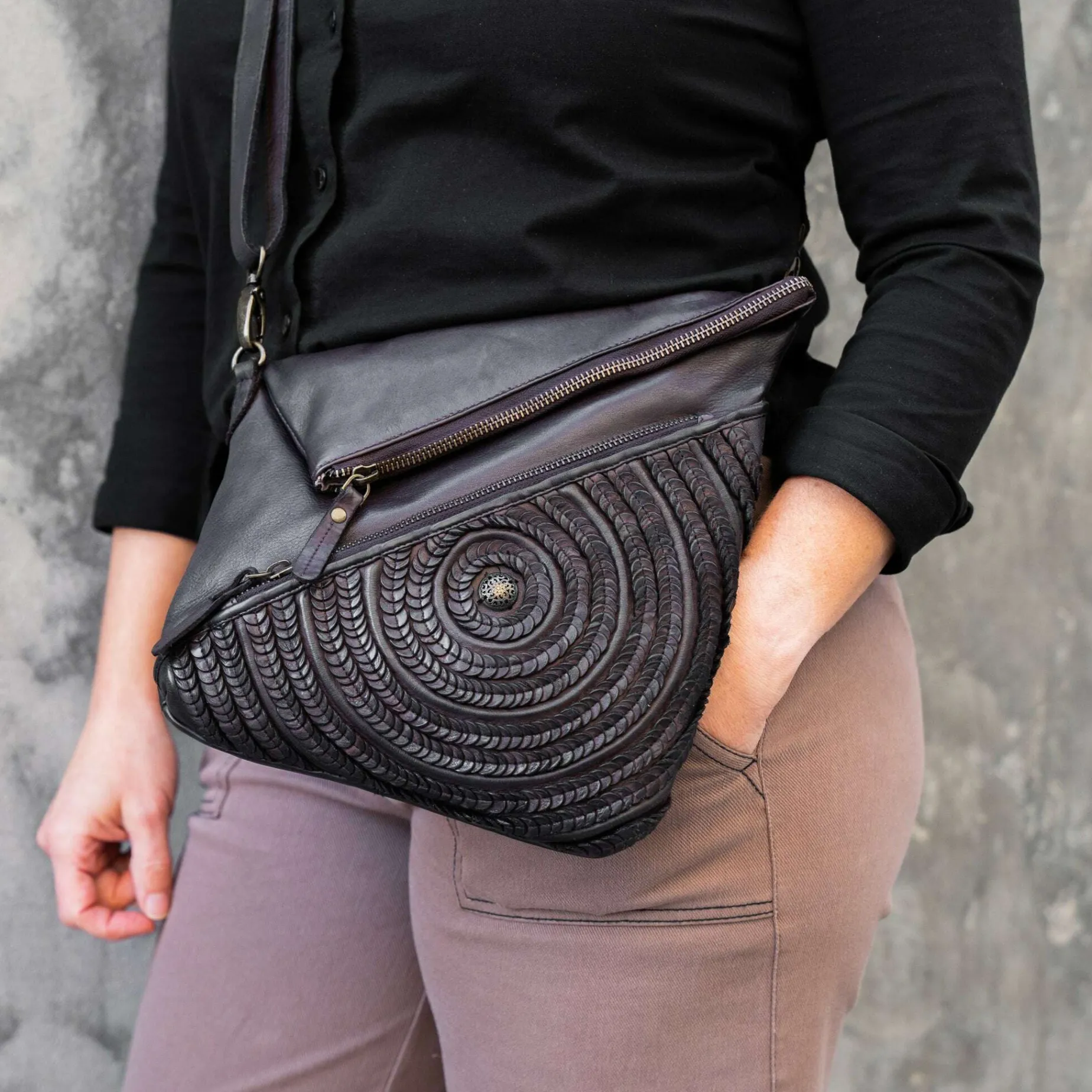 milo___riom_dark_brown_le_0.webp MILO - 169 Riom Dark Brown Leather Crossbody Handbag