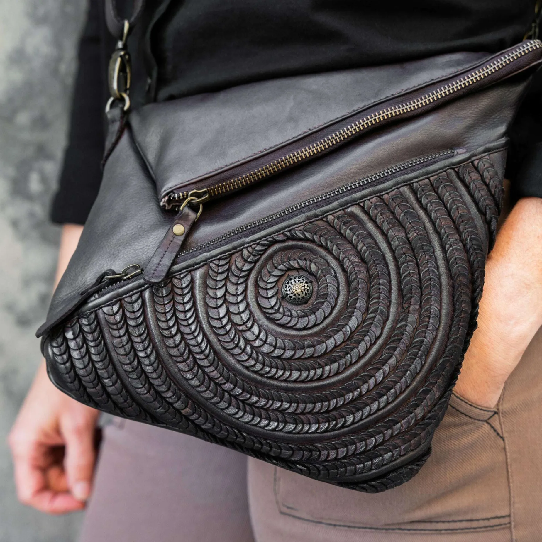 milo___riom_dark_brown_le_1.webp MILO - 169 Riom Dark Brown Leather Crossbody Handbag