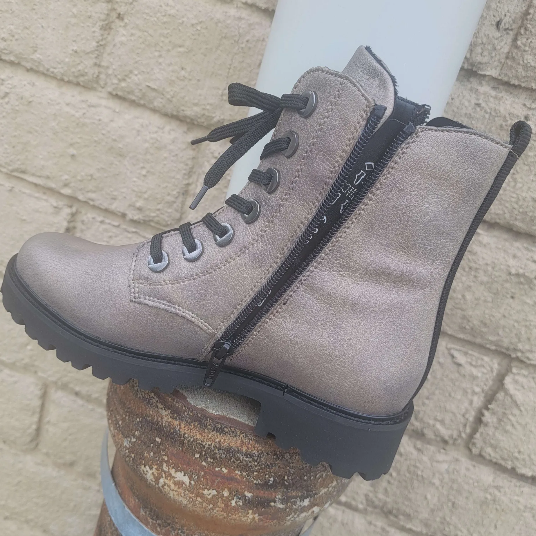 remonte__d__dirty_silver_1.webp REMONTE - D8671-91 - Dirty Silver